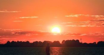 Schleimünde - Hannes Schlie Statue im Sonnenuntergang