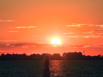 Schleimünde - Hannes Schlie Statue im Sonnenuntergang